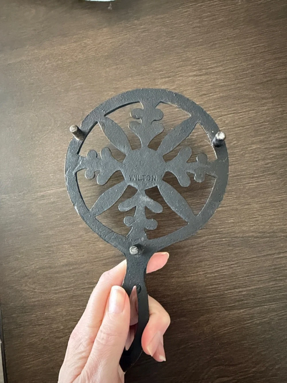 VIntage Wilton Metal Crafters Round Black 3 Legged Iron Trivet Spoon Rest Floral